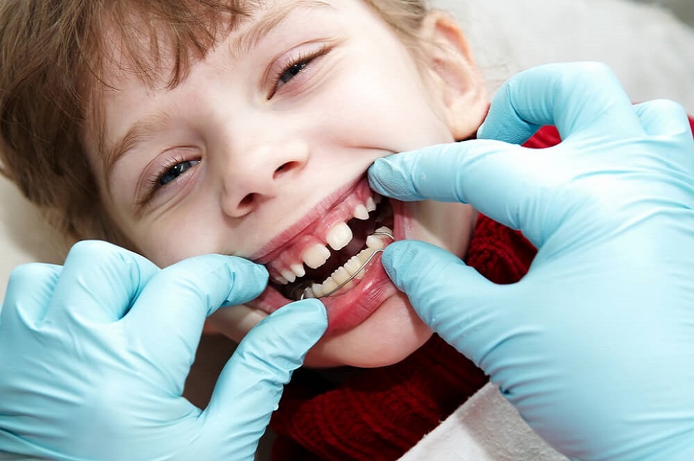 OrthoBoutique - a child his teeth to dentist